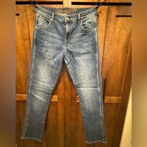 Men’s Wranglers straight relaxed fit 33x36 like new!